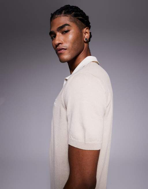 ASOS DESIGN – Kurzärmliges Strick-Polohemd in Stein mit Sportgrafik, 4 von 5