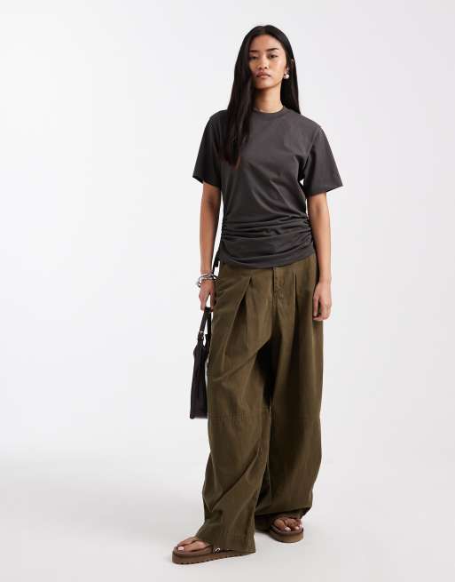 ASOS DESIGN – Kurzärmliges T-Shirt in Anthrazit mit Raffung, Rundhalsausschnitt und seitlichen Bindebändern, 2 von 4