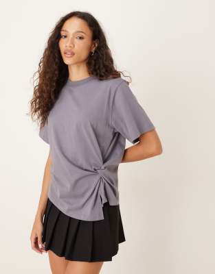 ASOS DESIGN - Kurzärmliges T-Shirt in Anthrazit mit seitlicher Raffung-Grau