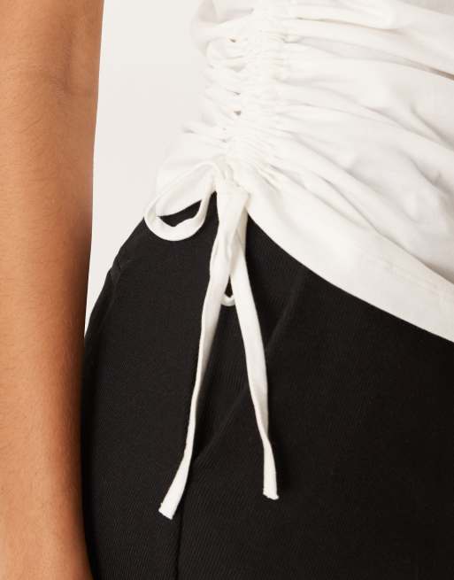 ASOS DESIGN – Kurzärmliges T-Shirt in Cremeweiß mit Raffung, Rundhalsausschnitt und seitlichen Bindebändern, 2 von 4