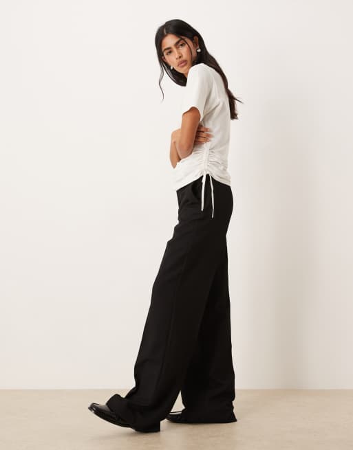 ASOS DESIGN – Kurzärmliges T-Shirt in Cremeweiß mit Raffung, Rundhalsausschnitt und seitlichen Bindebändern, 3 von 4