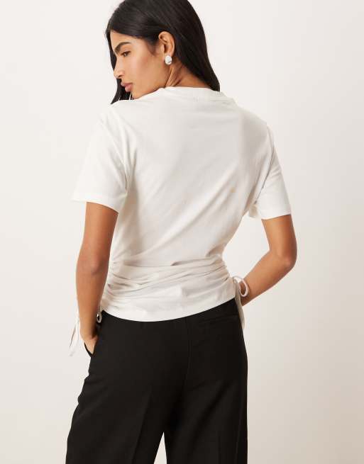 ASOS DESIGN – Kurzärmliges T-Shirt in Cremeweiß mit Raffung, Rundhalsausschnitt und seitlichen Bindebändern, 4 von 4