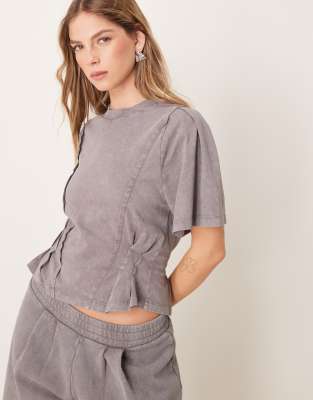 ASOS DESIGN - Kurzärmliges T-Shirt in verwaschenem Grau mit Ziernähten und Korsett-Taille