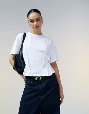 Thumbnail - ASOS DESIGN - Kurzärmliges T-Shirt in Weiß mit Ziernähten und Korsett-Taille