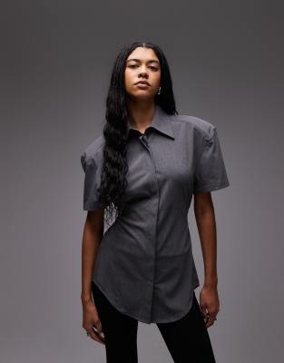 ASOS DESIGN - Kurzärmliges, tailliertes Hemd in Grau mit Schulterpolstern