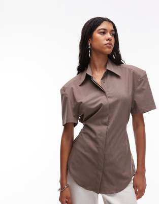 ASOS DESIGN - Kurzärmliges, tailliertes Hemd mit Schulterpolstern und Nadelstreifen-Bunt
