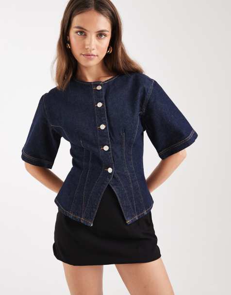 ASOS DESIGN – Kurzärmliges, tailliertes Jeans-Oberteil in Mittelblau ohne Kragen - view 1