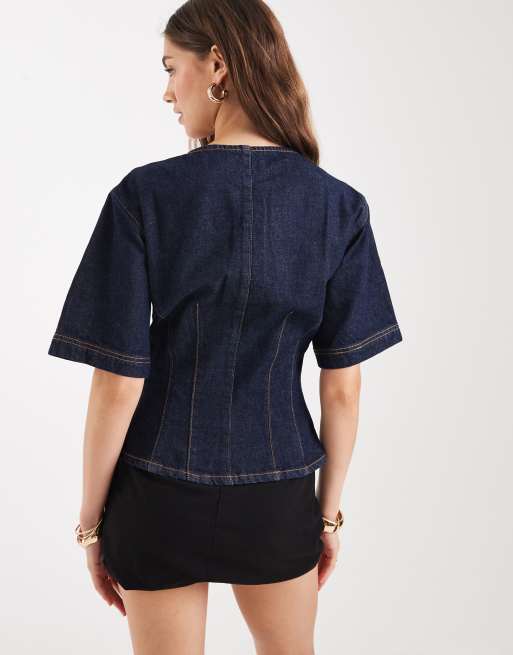 ASOS DESIGN – Kurzärmliges, tailliertes Jeans-Oberteil in Mittelblau ohne Kragen, 4 von 4