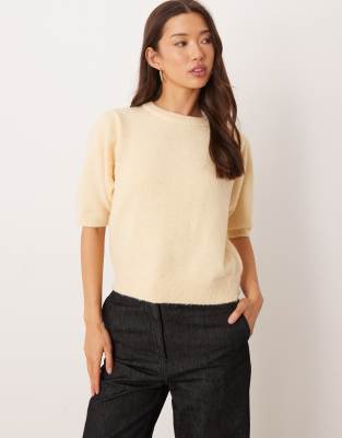 ASOS DESIGN - Kurzärmliges, tailliertes T-Shirt in Buttermilchgelb