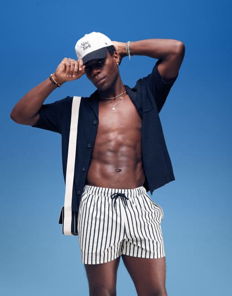 ASOS DESIGN – Kurze Badeshorts aus Seersucker mit Streifen in Schwarz und Weiß - view 1
