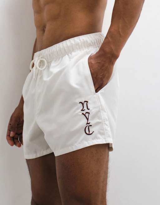ASOS DESIGN – Kurze Badeshorts in Cremeweiß mit Stickerei, 3 von 5