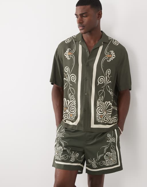 ASOS DESIGN – Kurze Badeshorts in Grün mit Bordürenmuster, Kombiteil, 2 von 7