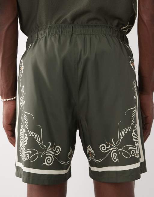 ASOS DESIGN – Kurze Badeshorts in Grün mit Bordürenmuster, Kombiteil, 4 von 7