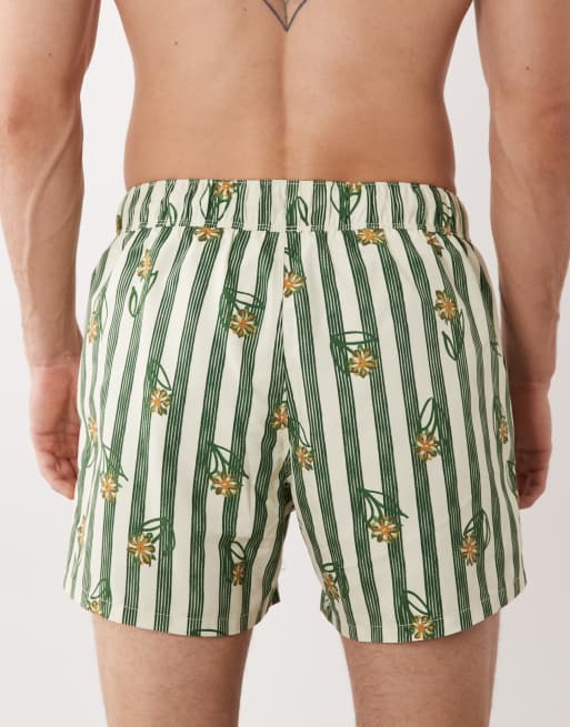 ASOS DESIGN – Kurze Badeshorts in Grün mit floralem Streifenmuster, 5 von 5