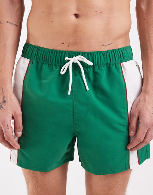ASOS DESIGN – Kurze Badeshorts in Grün mit sportlichen Einsätzen, 4 von 5
