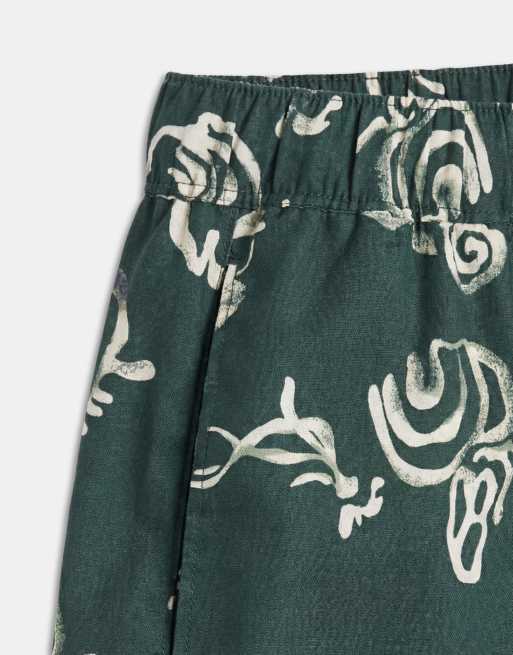 ASOS DESIGN – Kurze Badeshorts in grüner Leinenoptik mit Muster, Kombiteil, 9 von 9