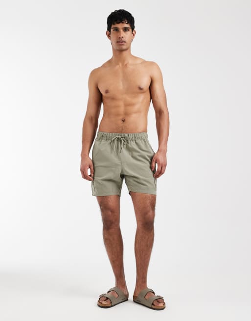 ASOS DESIGN – Kurze Badeshorts in Khaki mit Cargotaschen, 2 von 5