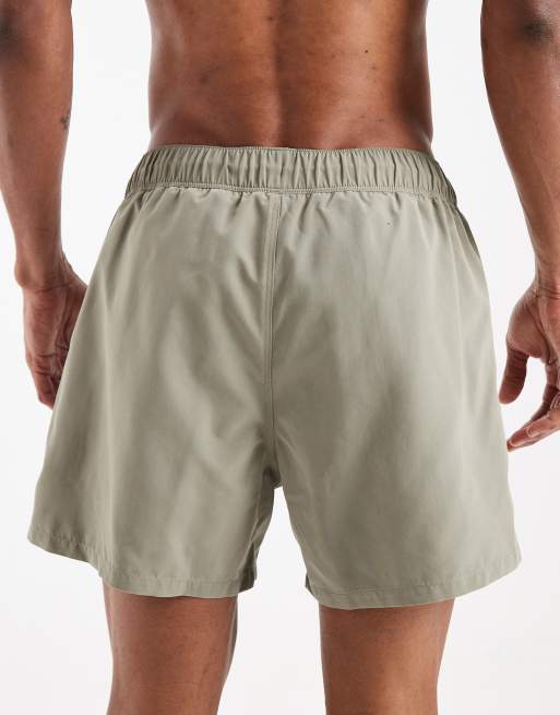 ASOS DESIGN – Kurze Badeshorts in Khaki, 4 von 5