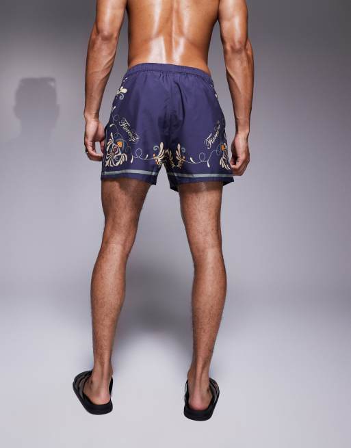 ASOS DESIGN – Kurze Badeshorts in Marineblau mit Bordürenmuster, Kombiteil, 2 von 4