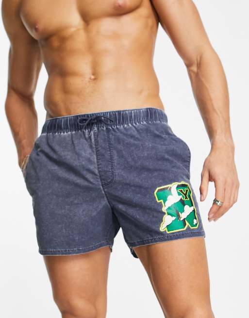 ASOS DESIGN – Kurze Badeshorts in marineblauer Acid-Waschung mit platziertem Print