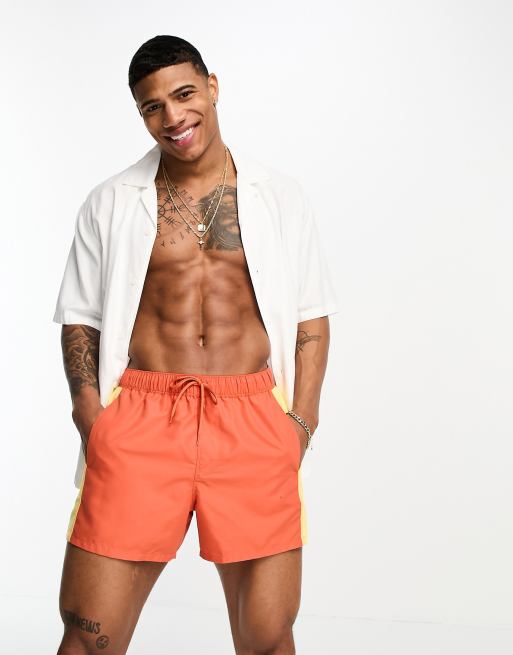 ASOS DESIGN – Kurze Badeshorts in Orange