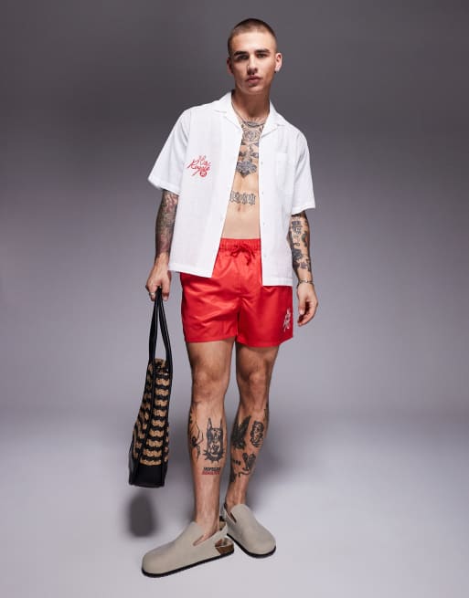 ASOS DESIGN – Kurze Badeshorts in Rot mit weißer Strickerei, Kombiteil, 2 von 4