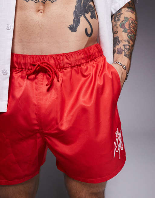 ASOS DESIGN – Kurze Badeshorts in Rot mit weißer Strickerei, Kombiteil, 4 von 4