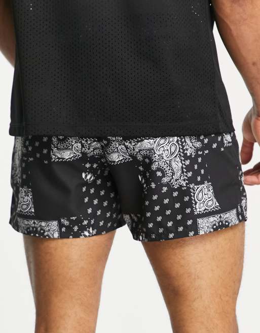 ASOS DESIGN – Kurze Badeshorts in Schwarz mit Bandana-Muster, 3 von 4