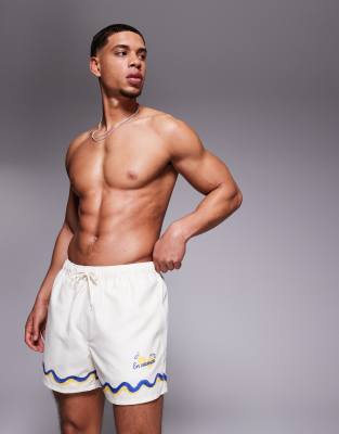 ASOS DESIGN – Kurze Badeshorts in Stein mit Bordürenmuster - view 1