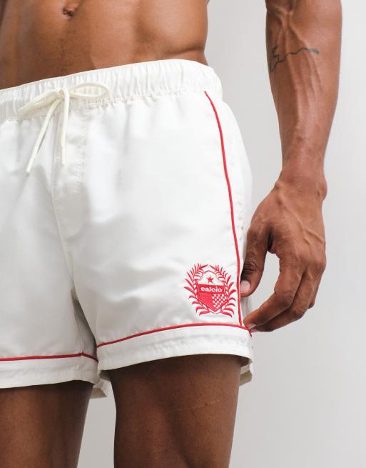 ASOS DESIGN – Kurze Badeshorts in Weiß mit Paspelierung und Stickerei, 3 von 5