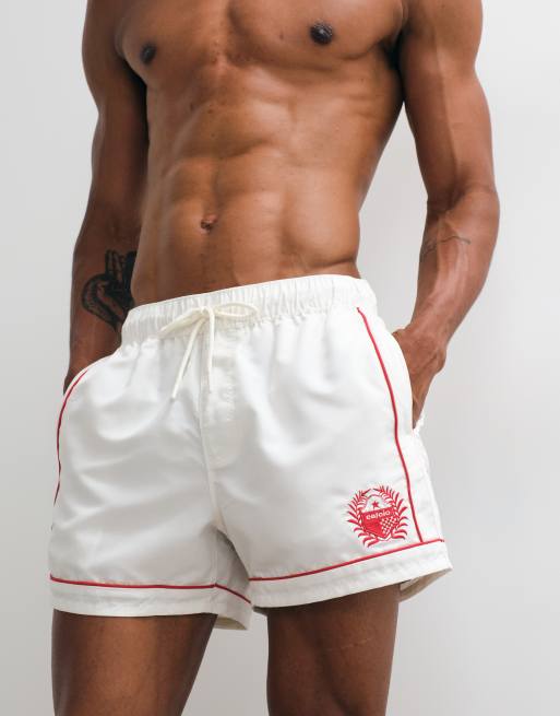 ASOS DESIGN – Kurze Badeshorts in Weiß mit Paspelierung und Stickerei, 5 von 5