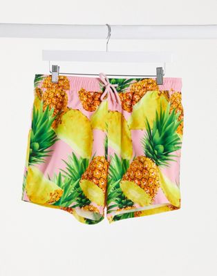ASOS DESIGN – Kurze Badeshorts mit Ananas-Print in Rosa