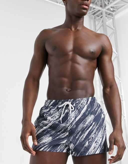 ASOS DESIGN – Kurze Badeshorts mit schwarzweißen Diagonalstreifen