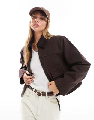 ASOS DESIGN - Kurze Canvas-Jacke in Schokobraun mit Taschen-Brown