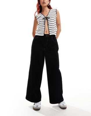 ASOS DESIGN - Kurze Cordhose in Schwarz mit weitem Bein und Kontrastnähten