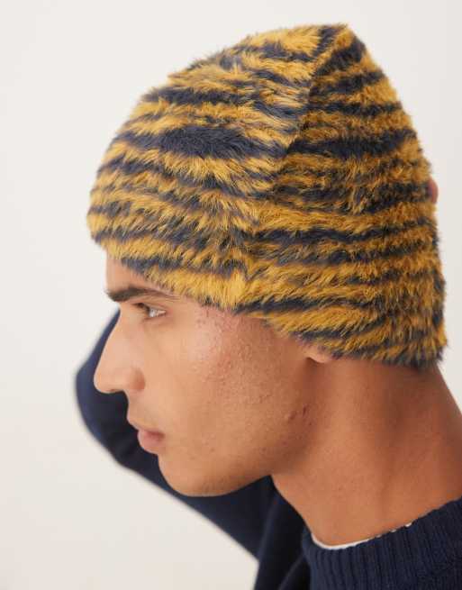 ASOS DESIGN – Kurze flauschige Strickmütze in Blau mit Zebrastreifen