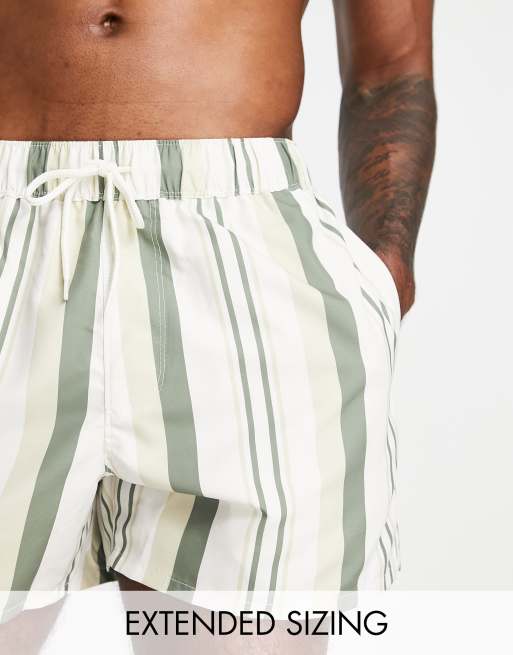 ASOS DESIGN – Kurze, gestreifte Badeshorts in Weiß