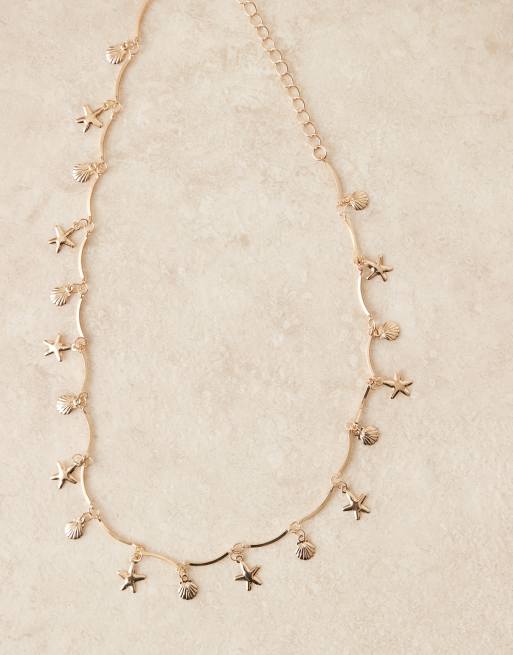 ASOS DESIGN – Kurze goldfarbene Halskette im wellenförmigen Design mit kleinen, maritimen Anhängern, 2 von 3