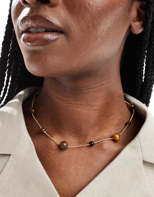 ASOS DESIGN – Kurze, goldfarbene Halskette mit unterschiedlich großen echten Tigerauge-Halbedelsteinen