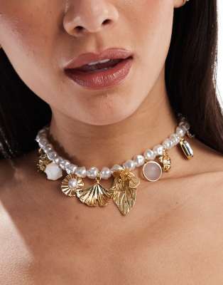 ASOS DESIGN - Kurze Halskette mit Kunstperlen und Anhängern-Goldfarben
