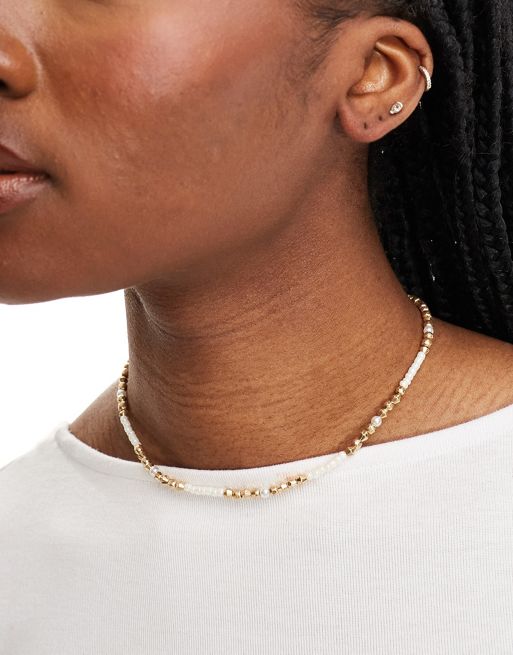 FhyzicsShops DESIGN – Kurze Halskette mit Kunstperlen und goldfarbenen Kugeln
