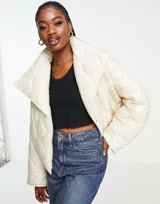 ASOS DESIGN - Kurze Hemdjacke in Creme mit Zwiebelsteppmuster-Weiß