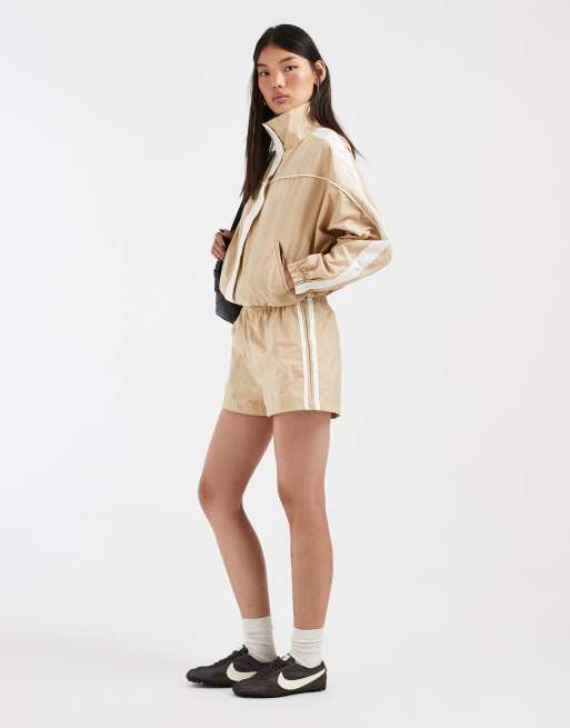 ASOS DESIGN kurze Hose mit seitlichem Tech-Streifen in Beige, Kombiteil, 2 von 5