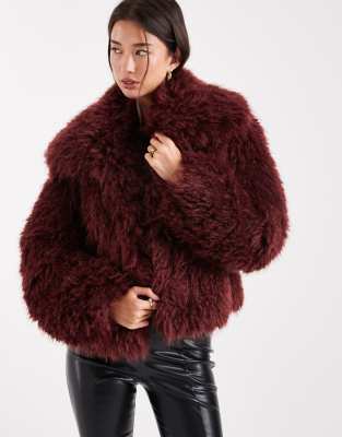 ASOS DESIGN - Kurze Jacke aus Kunstpelz in Burgunderrot