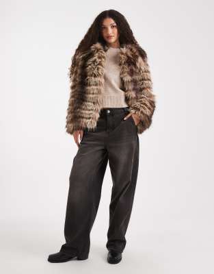 ASOS DESIGN - Kurze Jacke aus Kunstpelz-Streifenbahnen in Braun-Brown