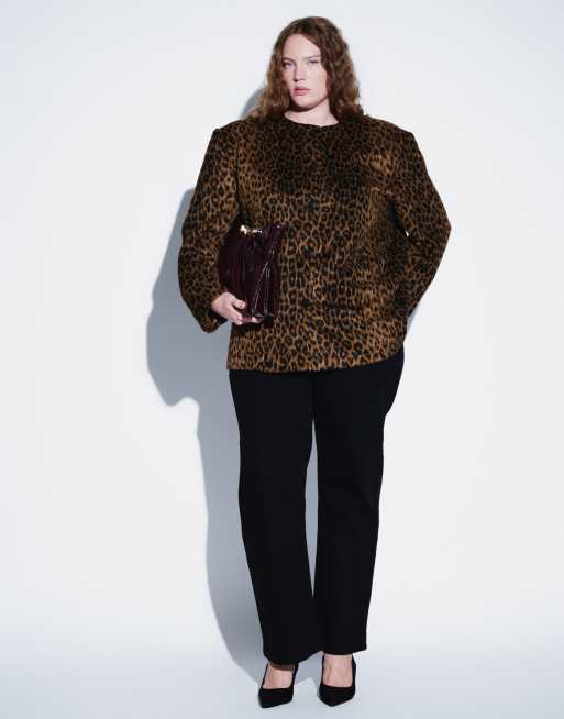 ASOS DESIGN kurze kragenlose Jacke aus gebürstetem Kunstpony mit Animal-Print, 2 von 4