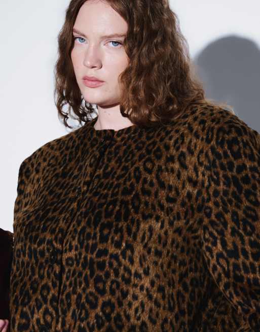 ASOS DESIGN kurze kragenlose Jacke aus gebürstetem Kunstpony mit Animal-Print, 3 von 4