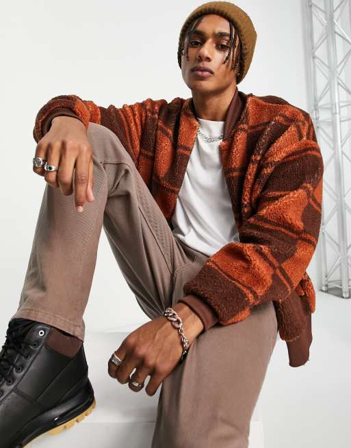ASOS DESIGN – Kurze Oversize-Jacke aus Teddystoff in Braun kariert, 2 von 4