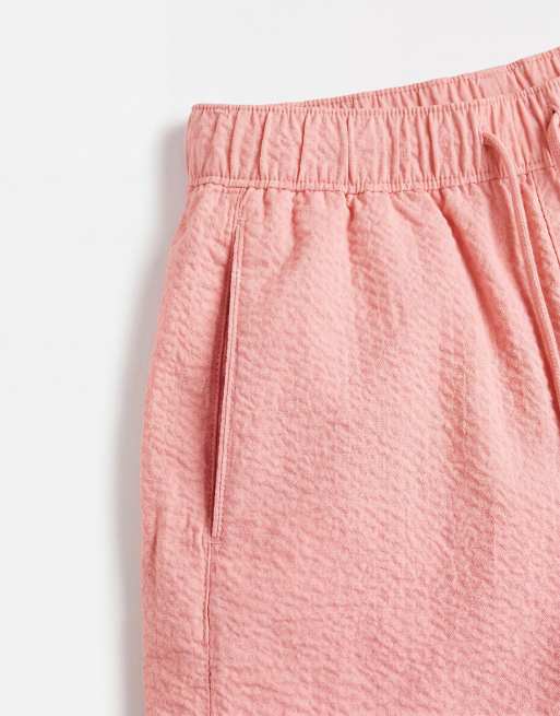 ASOS DESIGN – Kurze Seersucker-Badeshorts in Rosa, 8 von 9