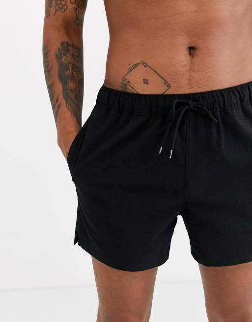 ASOS DESIGN – Kurze Seersucker-Badeshorts in Schwarz, 3 von 4